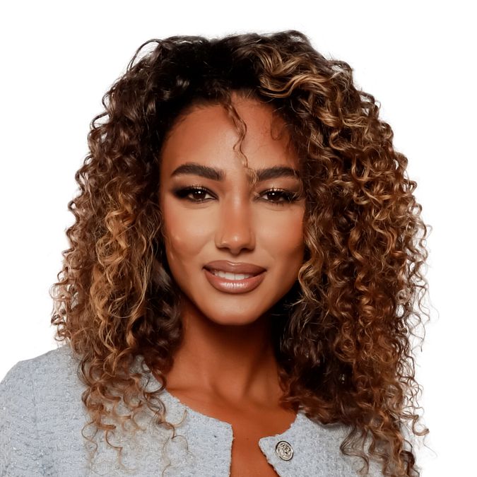 © Per gentile concessione dell’ufficio stampa Endemol Shine Italy  | Samira Lui, 25 anni, origini multietniche, è nata a San Daniele del Friuli. Dopo il diploma, si trasferisce a Milano per studiare cinema all’Università. Terza a Miss Italia nel 2017 ha partecipato alle trasmissioni "l'Eredità" e "Tale e quale show".