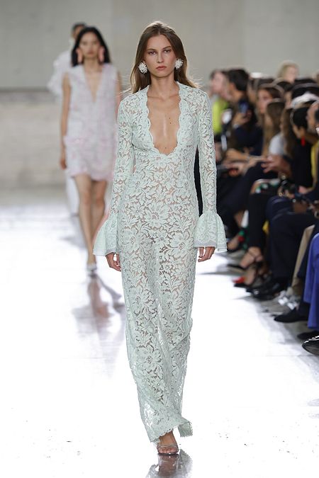 © Catwalk Pictures  | Sfilate New York Fashion Week SS27, i best look romantici: Carolina Herrera