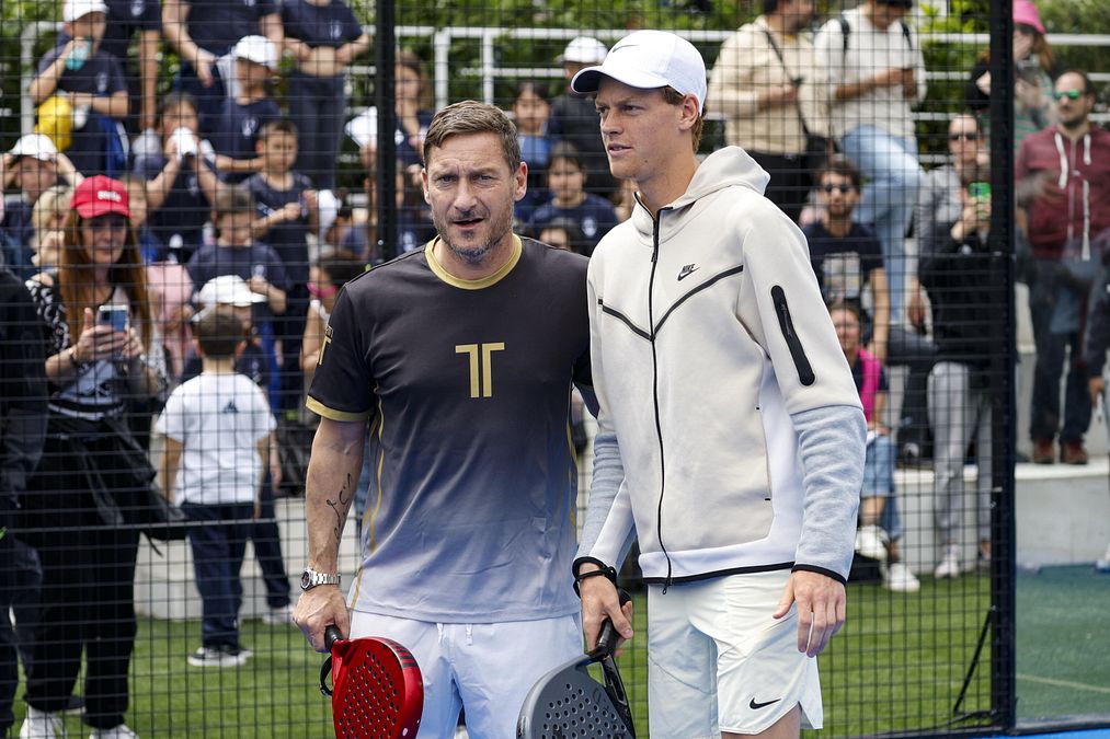 © Da video  |  Totti e Sinner, icone sportive italiane alle prese col padel