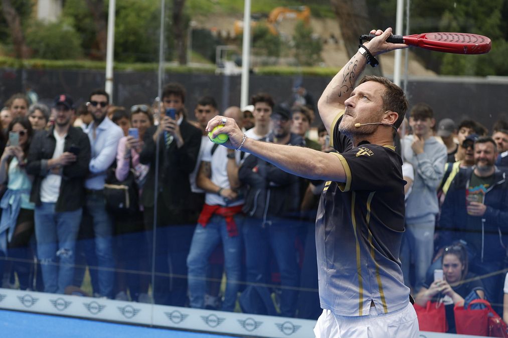 © Da video  |  Totti e Sinner, icone sportive italiane alle prese col padel