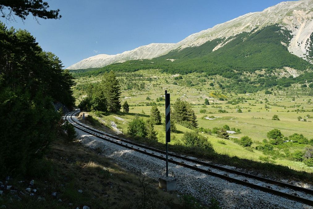 © Istockphoto  | Un trenino storico tra le colline della Val d'Orcia
