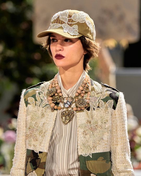 © Ufficio stampa  | Milano Fashion Week, la serie speciale di gioielli realizzati da Giovanni Raspini presentati durante la sfilata di Antonio Marras primavera estate 2027: alcune delle creazioni in passerella e le fasi della loro lavorazione