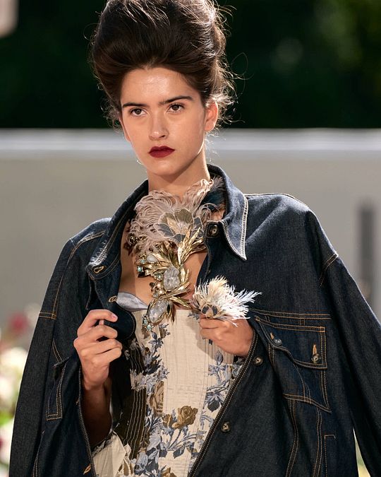 © Ufficio stampa  | Milano Fashion Week, la serie speciale di gioielli realizzati da Giovanni Raspini presentati durante la sfilata di Antonio Marras primavera estate 2027: alcune delle creazioni in passerella e le fasi della loro lavorazione
