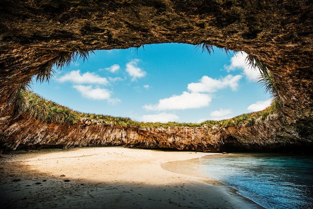 © Istockphoto  | Benagil Cave, Algarve, Portogallo
