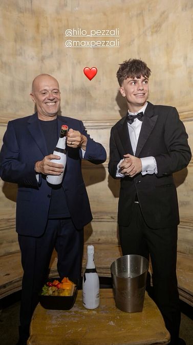 © Instagram  | Max Pezzali con il figlio Hilo e la moglie Debora Pelamatti