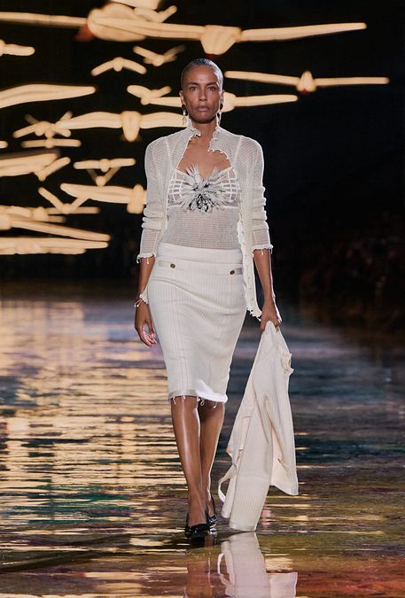© Ufficio stampa  | Chanel, collezione primavera estate 2027: la prima uscita della sfilata. La modella Dyanira Hurbuscher ha portato in passerella una borsa 2.55 appartenuta a Gabrielle Chanel (copyright Chanel) 