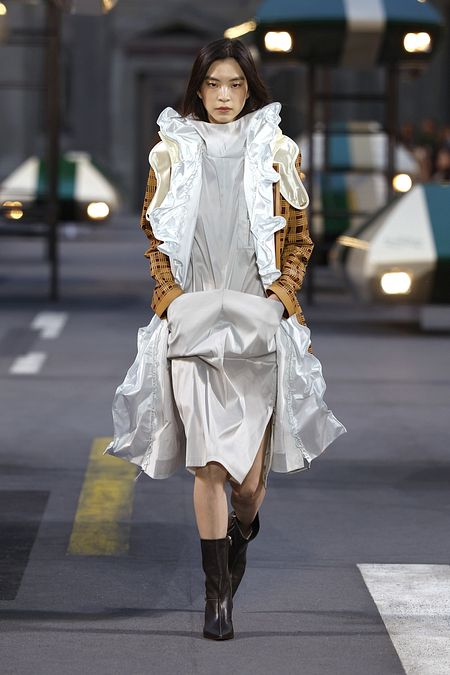 © Catwalk Pictures/Afp/Catwalk Pictures  | Tre look dalla sfilata Louis Vuitton collezione donna primavera estate 2027