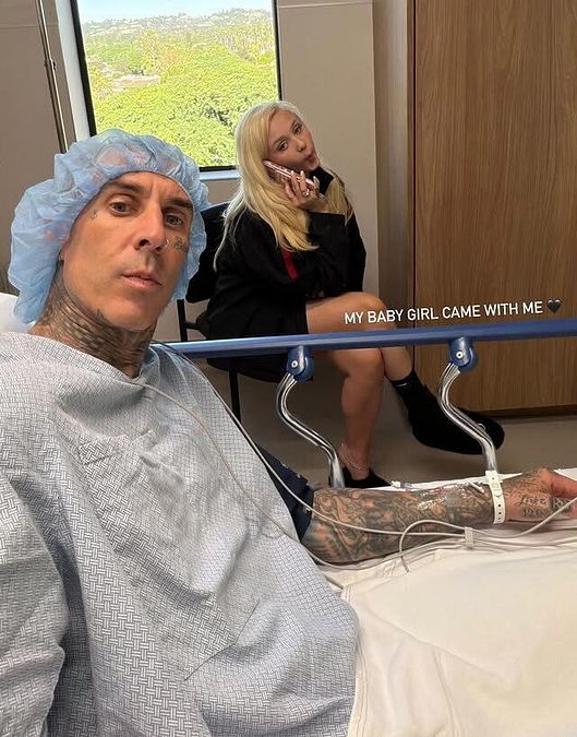 © Instagram  | Travis Barker operato al braccio, Kourtney Kardashian al sua fianco: le foto in ospedale