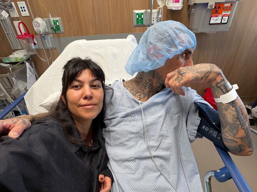 © Instagram  | Travis Barker operato al braccio, Kourtney Kardashian al sua fianco: le foto in ospedale