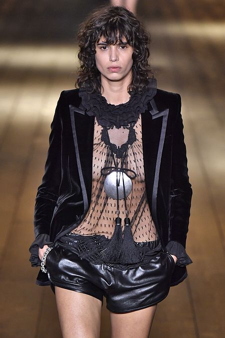 © Catwalk Pictures  | Un look primavera estate 2017 dalla prima sfilata di Anthony Vaccarello per Saint Laurent