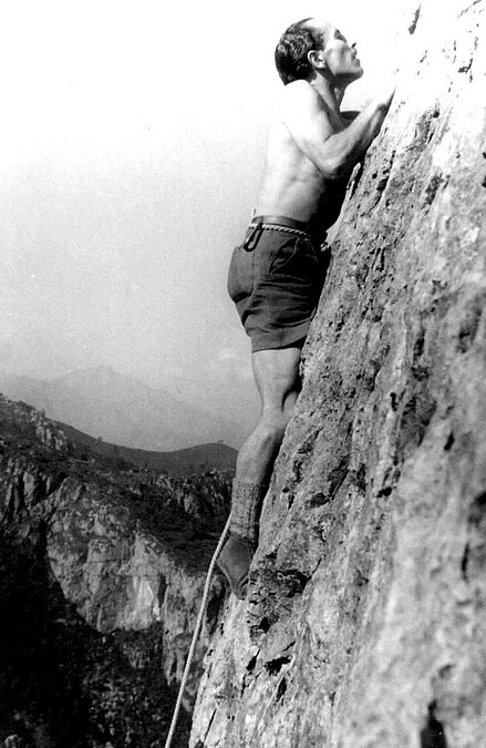 © Archivio Ragni della Grignetta/ragnilecco.com  |  Gigi Vitali in arrampicata al Corno del Nibbio. La leggenda vuole che il nome "Ragni della Grignetta" sia ispirato proprio ad un episodio che lo riguarda. Si dice, infatti, che Tita Piaz, famosa guida alpina delle Dolomiti, vedendolo in azione avesse esclamato: "Guardate quel lecchese come arrampica: sembra un ragno!". 