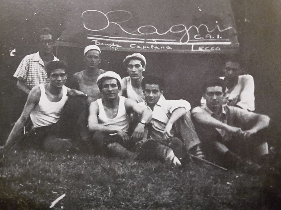 © Archivio Ragni della Grignetta/ragnilecco.com  |  Gigi Vitali in arrampicata al Corno del Nibbio. La leggenda vuole che il nome "Ragni della Grignetta" sia ispirato proprio ad un episodio che lo riguarda. Si dice, infatti, che Tita Piaz, famosa guida alpina delle Dolomiti, vedendolo in azione avesse esclamato: "Guardate quel lecchese come arrampica: sembra un ragno!". 