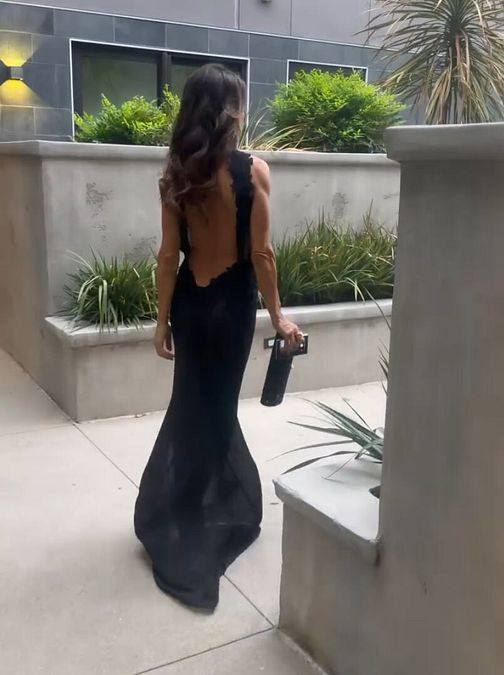 © Instagram  | Elisabetta Canalis indossa un abito con effetto vedo-non-vedo