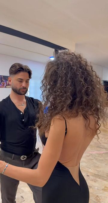 © Instagram  | Raffaella Fico, scatto sensuale in sala danza: la tutina nera lascia poco spazio all'immaginazione