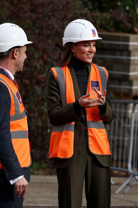 © IPA  | Kate Middleton in cantiere con caschetto e giubbotto catarifrangente
