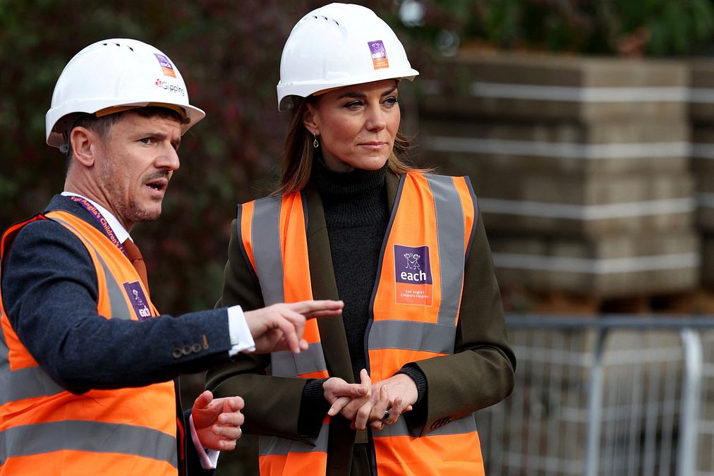 © IPA  | Kate Middleton in cantiere con caschetto e giubbotto catarifrangente