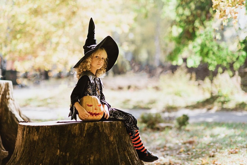 © Istockphoto  | Una graziosa streghetta a spasso in montagna in occasione di Halloween