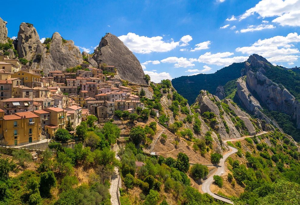 © Istockphoto  | Una graziosa streghetta a spasso in montagna in occasione di Halloween