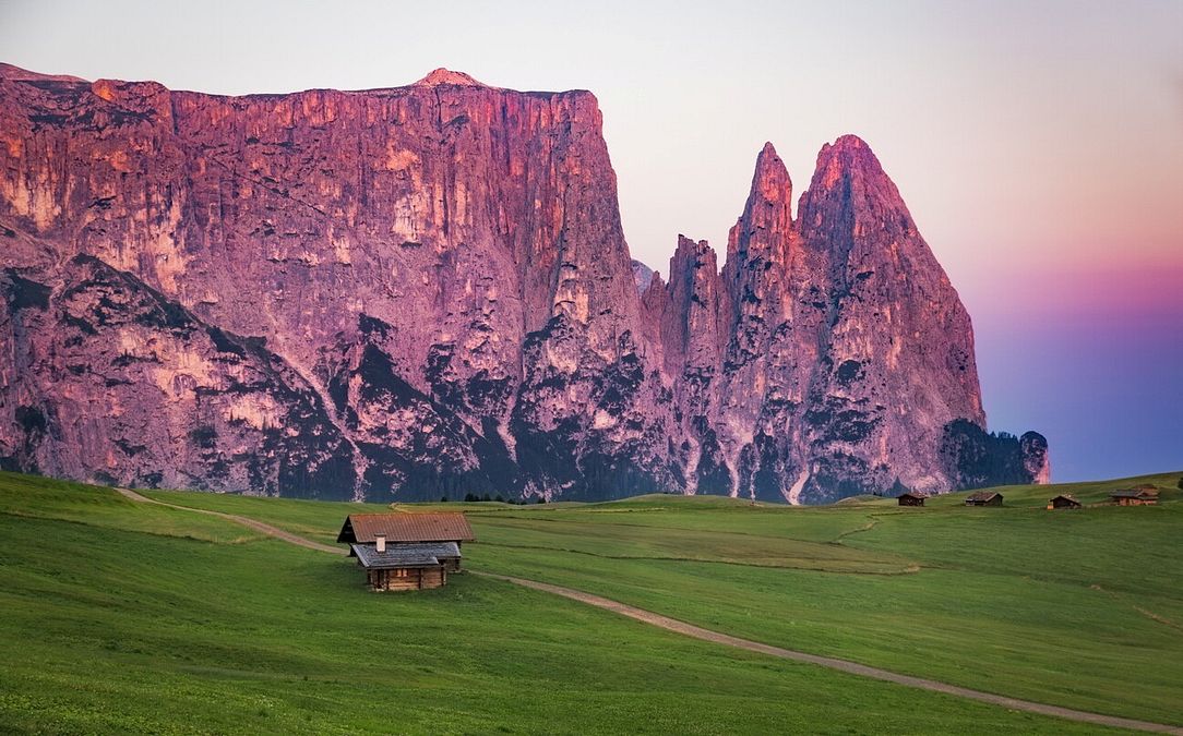© Istockphoto  | Una graziosa streghetta a spasso in montagna in occasione di Halloween