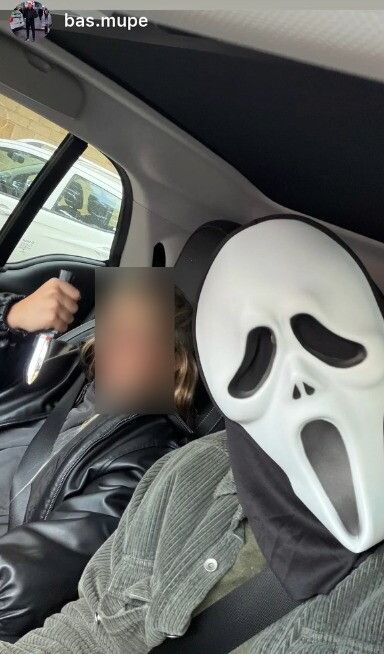© Instagram  | Bastian Muller con la maschera di ghostface
