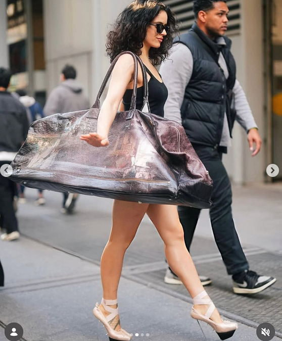 © Instagram  | Rosalia per le strade di New York con la borsa XXL di Dana Toder (foto dall'account ufficiale @danatoder)