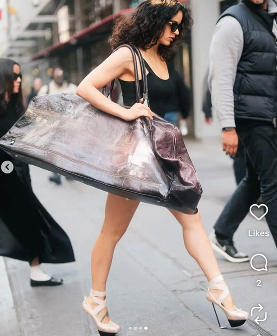 © Instagram  | Rosalia per le strade di New York con la borsa XXL di Dana Toder (foto dall'account ufficiale @danatoder)