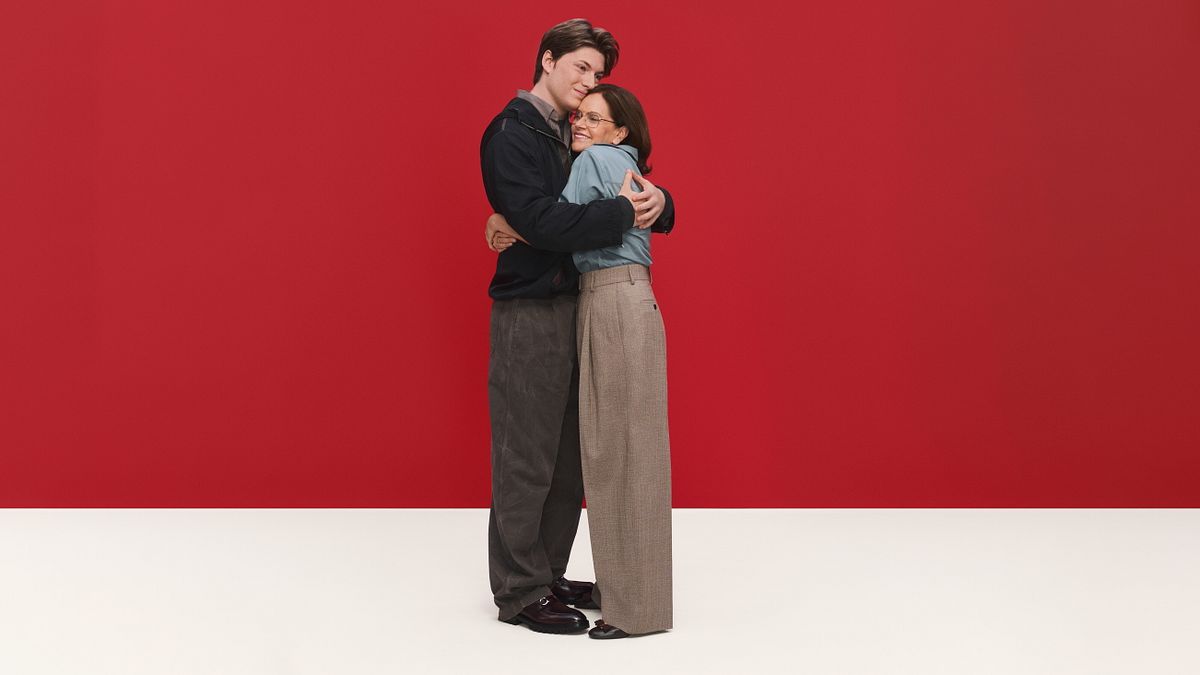 © Ufficio stampa  | "The Joy of Loving", gli scatti della campagna moda Ferragamo Holiday 2026: la modella e attivista Paloma Elsesser insieme al fratello, il modello e musicista Sage (creative director: Maximilian Davis, photographer: Ilya Lipkin)