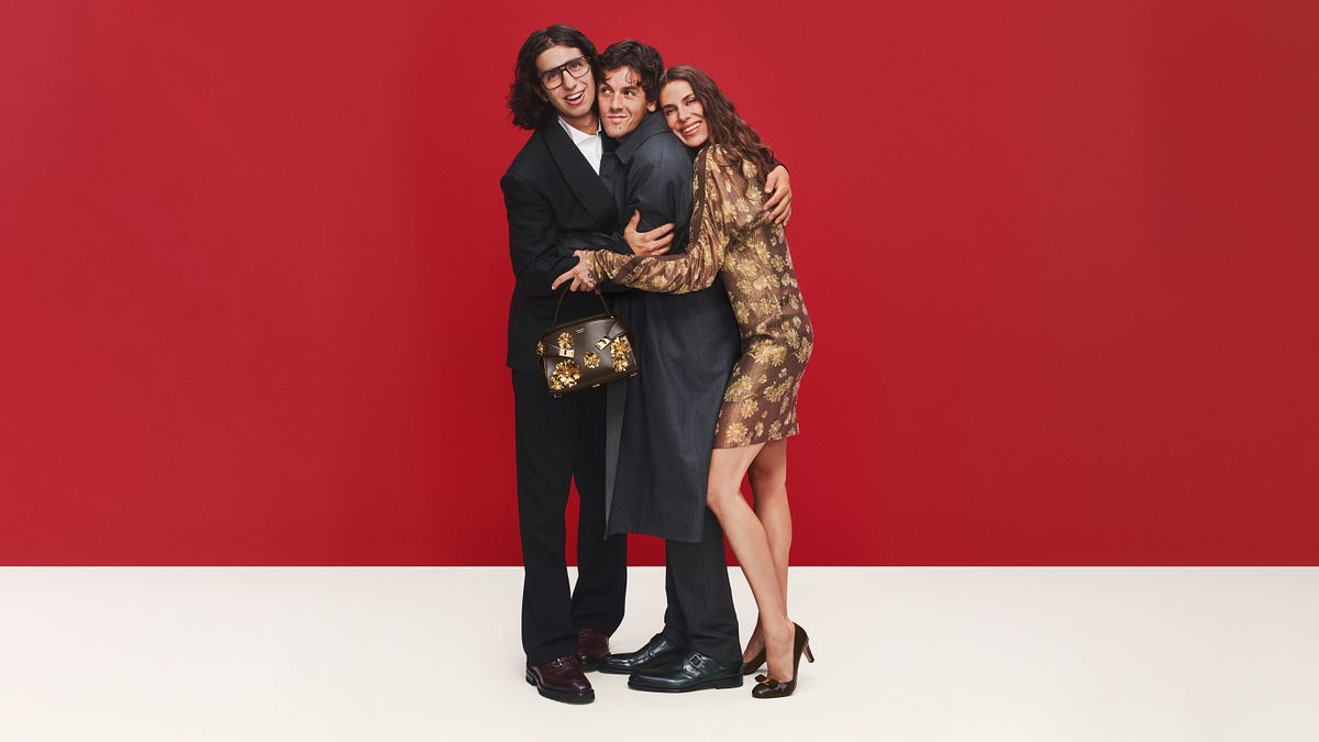 © Ufficio stampa  | "The Joy of Loving", gli scatti della campagna moda Ferragamo Holiday 2026: la modella e attivista Paloma Elsesser insieme al fratello, il modello e musicista Sage (creative director: Maximilian Davis, photographer: Ilya Lipkin)