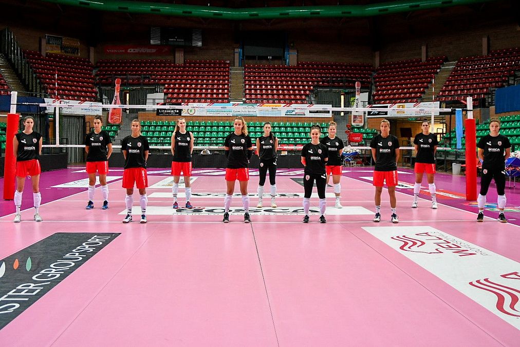 © Cuneo Granda Volley  | Foto di squadra per la Bosca S.Bernardo Cuneo.