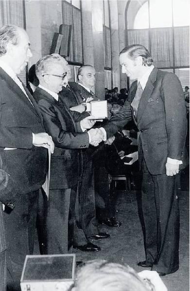 © tgcom24  | Tra il 1972 e il 1977 numerose sono le opere edilizie create dalle società di Silvio Berlusconi. Un impegno premiato dal presidente della Repubblica Giovanni Leone: il 2 giugno 1977 Silvio Berlusconi viene nominato cavaliere del lavoro.