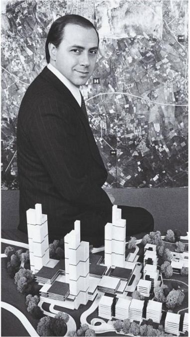 © tgcom24  | Tra il 1972 e il 1977 numerose sono le opere edilizie create dalle società di Silvio Berlusconi. Un impegno premiato dal presidente della Repubblica Giovanni Leone: il 2 giugno 1977 Silvio Berlusconi viene nominato cavaliere del lavoro.