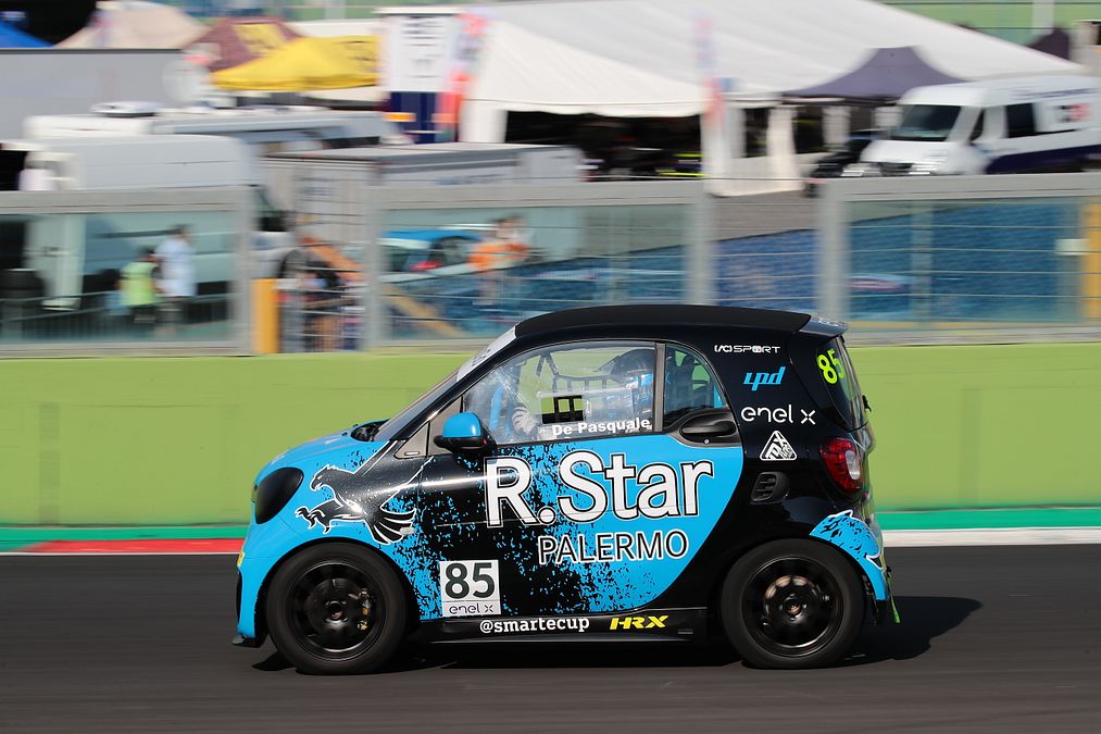   | C’è la RStar Palermo con il suo pilota, Giuseppe De Pasquale, in testa alle qualifiche del secondo weekend di smart EQ fortwo e-cup a Vallelunga. 