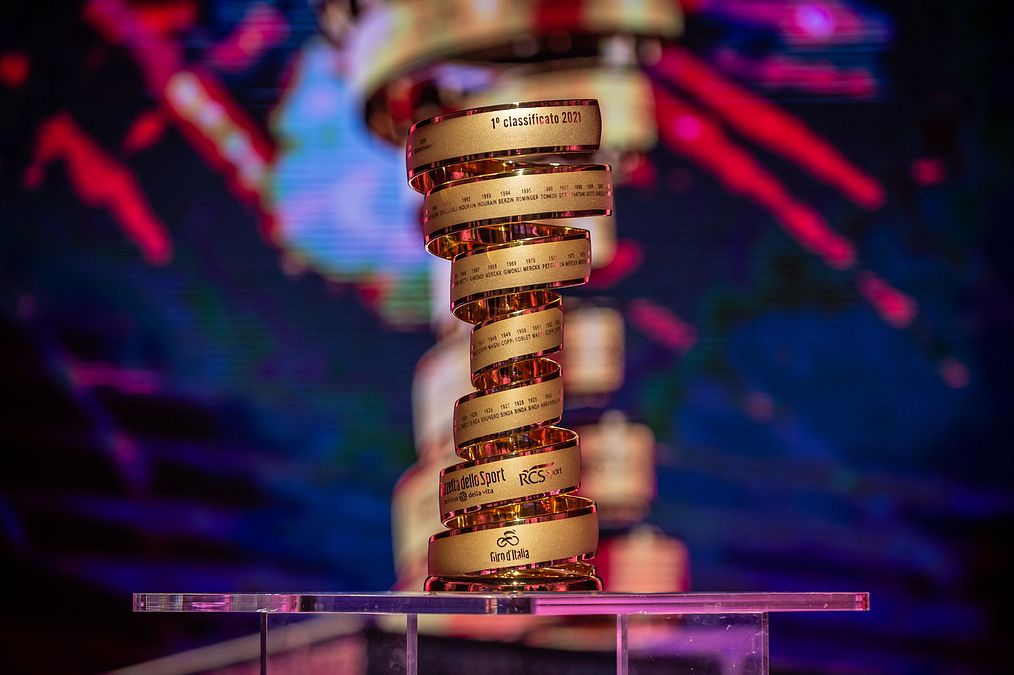   | Dal 1999 al vincitore viene consegnato il Trofeo Senza Fine, composto da una barra di rame bombata, piegata a spirale, che si eleva dalla base in cerchi sempre più ampi, sui quali sono incisi i nomi di tutti i vincitori.