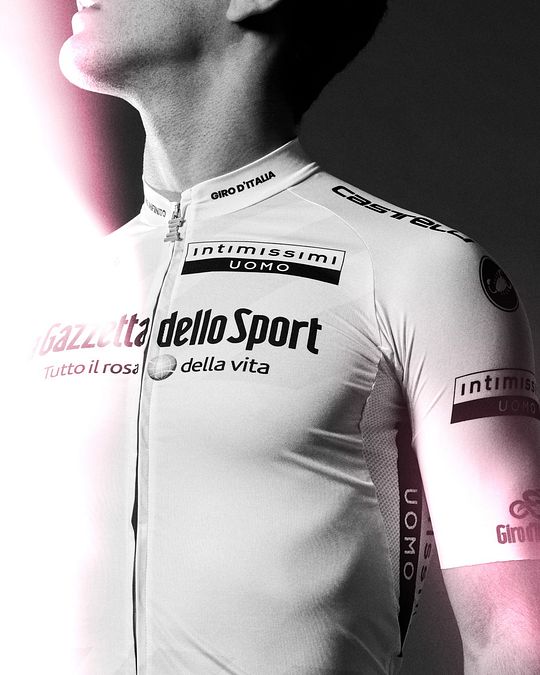 © ufficio-stampa  | È la maglia destinata al miglior giovane, di un bianco che racchiude in sé tutti i colori, tutte le speranze, tutte le possibilità.
