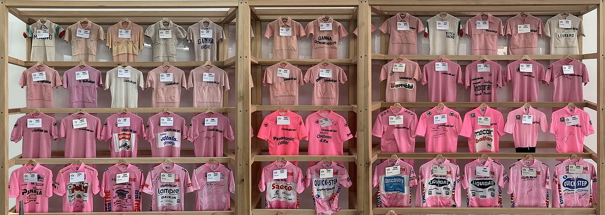   | Un’icona mondiale: la maglia rosa che viene indossata ogni giorno dal leader della classifica generale.