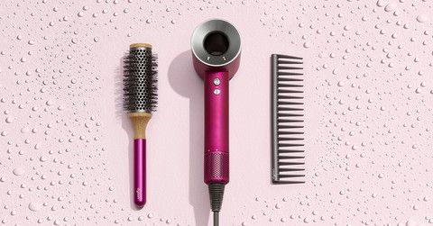 © Ufficio stampa  | Dyson | Per la Festa della mamma, la piastra per capelli Dyson Corrale TM è abbinata al pettine districante e alla spazzola piatta. Disponibile presso i Dyson Demo Store e sul sito Dyson.it