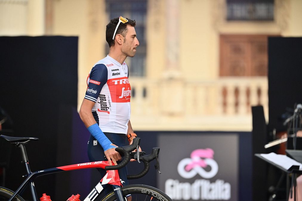   | Le squadre del 104º Giro d’Italia sono state presentate ufficialmente. Il tema dello show è stato “A Riveder le Stelle”, ultimo verso de La Divina Commedia: le “Stelle” come i corridori che animeranno le 21 tappe.