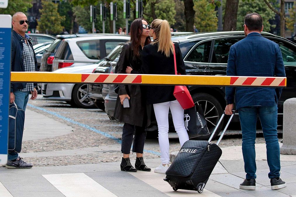 © ipa  | MADRE E FIGLIA CON LE RISPETTIVE GUARDIE DEL CORPO