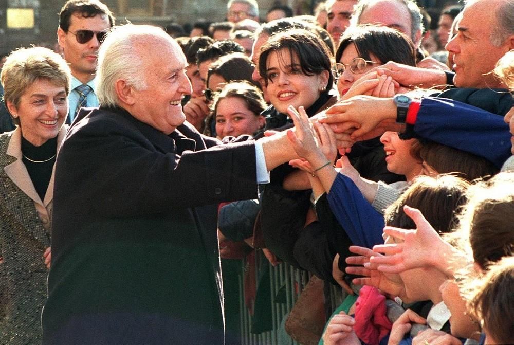 © ansa  | 1994 - E' il ministero della Giustizia il pomo della discordia. Il presidente della Repubblica, Oscar Luigi Scalfaro, si oppone alla possibilità di Cesare Previti come ministro del governo di Silvio Berlusconi. Previti viene poi nominato alla Difesa.