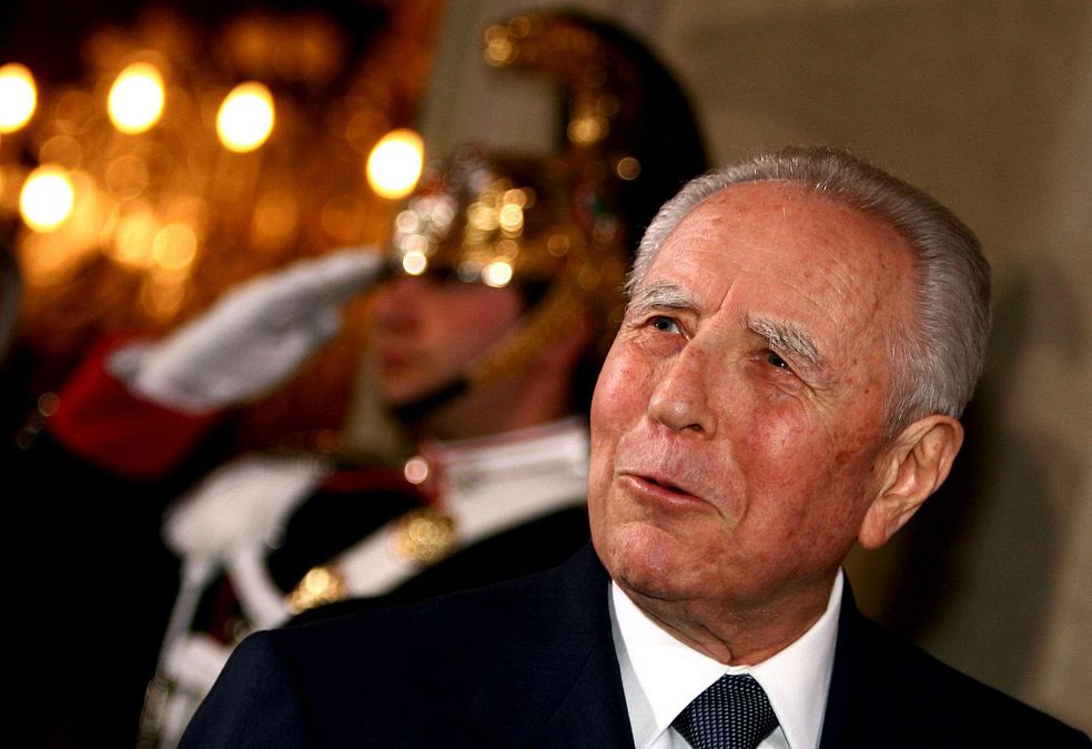 © ansa  | 1994 - E' il ministero della Giustizia il pomo della discordia. Il presidente della Repubblica, Oscar Luigi Scalfaro, si oppone alla possibilità di Cesare Previti come ministro del governo di Silvio Berlusconi. Previti viene poi nominato alla Difesa.