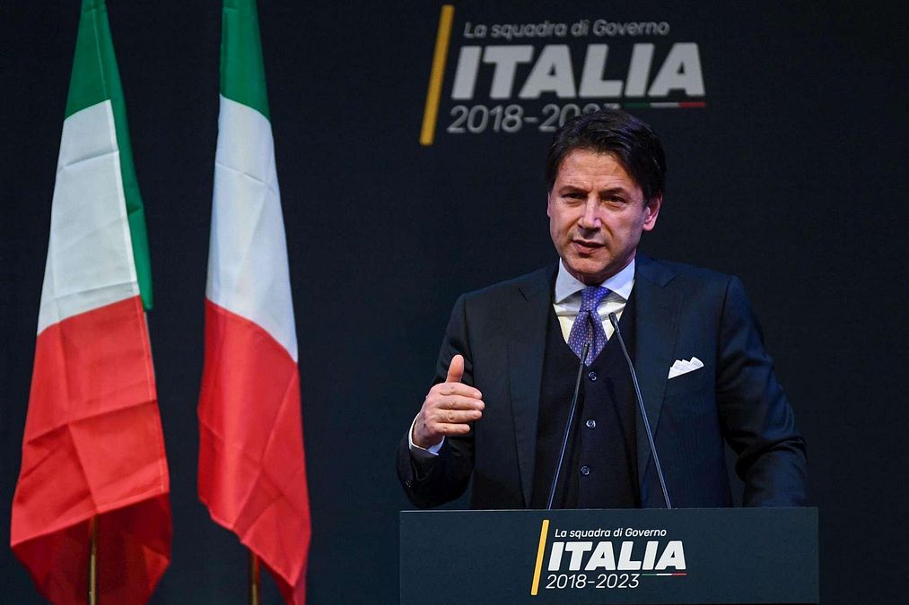 © ansa  | Giuseppe Conte, avvocato e professore ordinario di diritto privato all'Università di Firenze, potrebbe essere il prossimo inquilino di Palazzo Chigi. Conte ha 51 anni, ed era stato indicato per ricoprire l'incarico di ministro della "Pubblica amministrazione, deburocratizzazione e meritocrazia". Si è laureato in Giurisprudenza presso l'Università "La Sapienza" di Roma (1988) con votazione 110/110 e lode. Tra il 1992 e il 1993 è stato borsista presso il Consiglio Nazionale delle Ricerche (Cnr). Ha proseguito gli studi a Yale, negli Stati Uniti, a Vienna, Parigi, Cambridge e New York. E' membro del Consiglio di presidenza della giustizia amministrativa