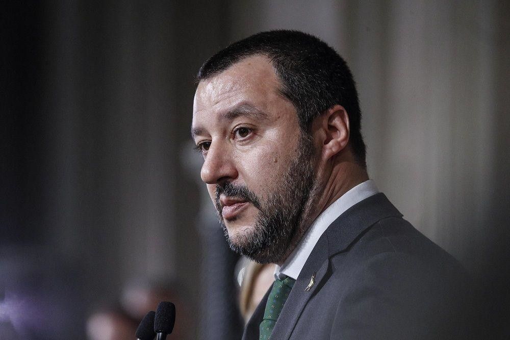 © ansa  | Giuseppe Conte, avvocato e professore ordinario di diritto privato all'Università di Firenze, potrebbe essere il prossimo inquilino di Palazzo Chigi. Conte ha 51 anni, ed era stato indicato per ricoprire l'incarico di ministro della "Pubblica amministrazione, deburocratizzazione e meritocrazia". Si è laureato in Giurisprudenza presso l'Università "La Sapienza" di Roma (1988) con votazione 110/110 e lode. Tra il 1992 e il 1993 è stato borsista presso il Consiglio Nazionale delle Ricerche (Cnr). Ha proseguito gli studi a Yale, negli Stati Uniti, a Vienna, Parigi, Cambridge e New York. E' membro del Consiglio di presidenza della giustizia amministrativa