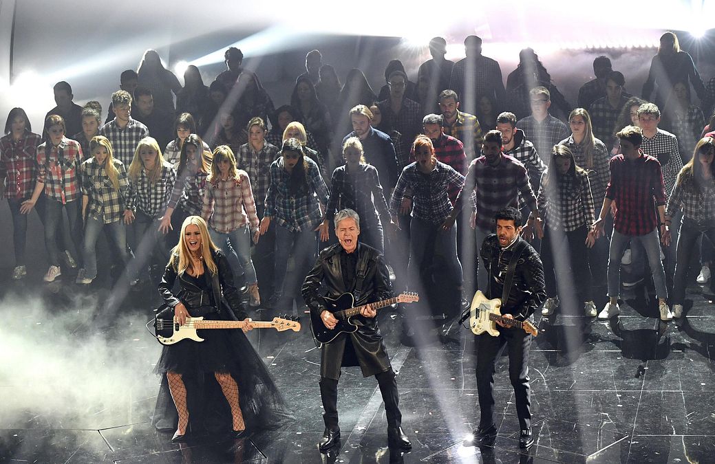 © ansa  | La quarta serata del Festival di Sanremo ha preso il via con un omaggio ai cartoni animati. Michelle Hunziker, Claudio Baglioni e Pierfrancesco Favino hanno eseguito una versione rock di "Heidi"