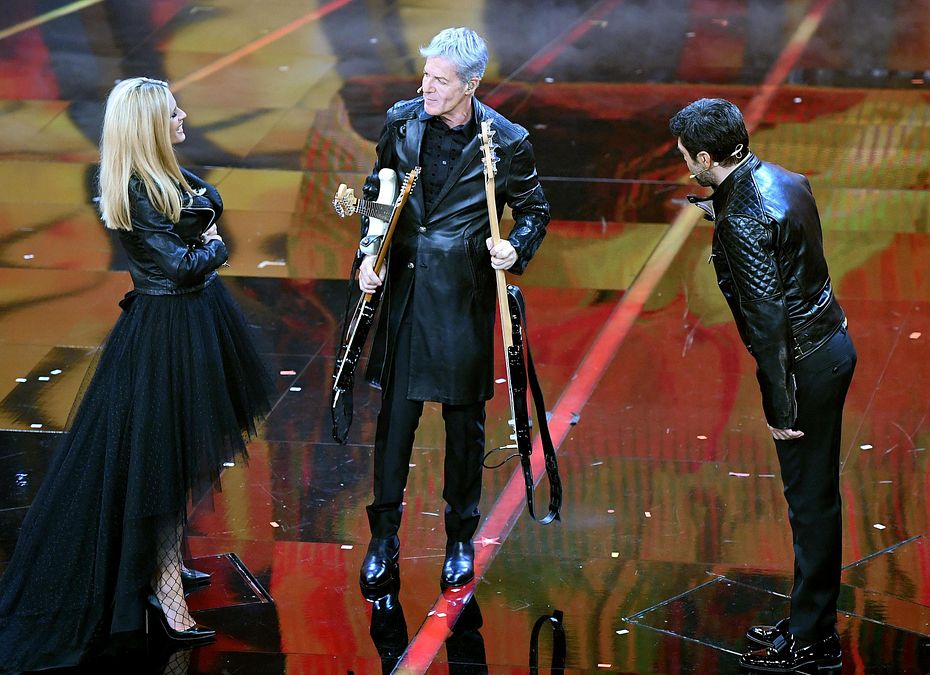 © ansa  | La quarta serata del Festival di Sanremo ha preso il via con un omaggio ai cartoni animati. Michelle Hunziker, Claudio Baglioni e Pierfrancesco Favino hanno eseguito una versione rock di "Heidi"