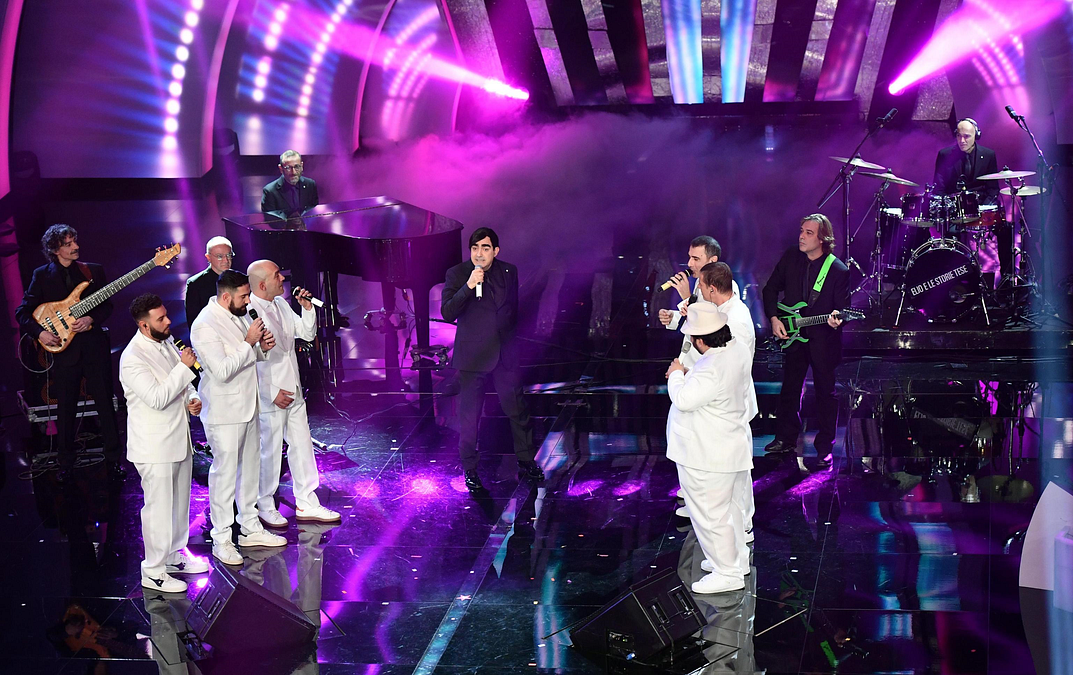 © ansa  | La quarta serata del Festival di Sanremo ha preso il via con un omaggio ai cartoni animati. Michelle Hunziker, Claudio Baglioni e Pierfrancesco Favino hanno eseguito una versione rock di "Heidi"