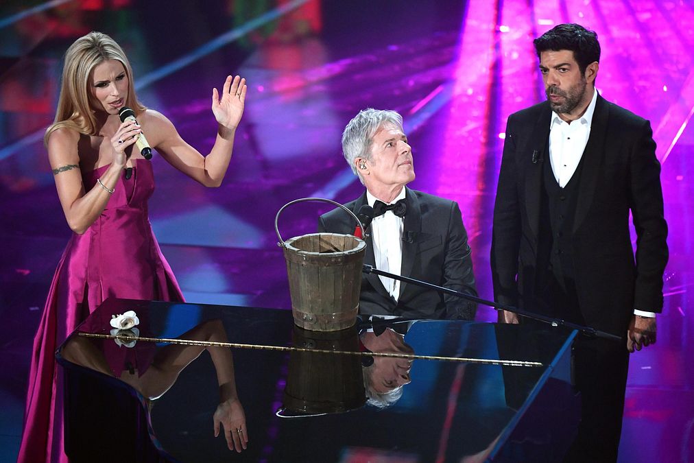 © ansa  | Michelle Hunziker e Claudio Baglioni aprono la seconda serata di Sanremo 2018