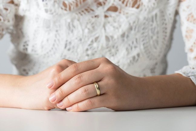 © istockphoto  | Indossare gioielli con l'abito da sposa non è vietato dal cerimoniale: baste rispettare alcune regole.