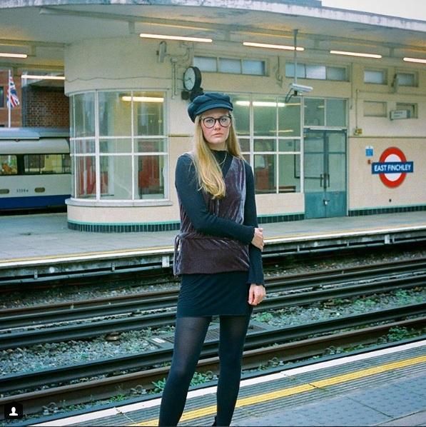   | Liv: "Mi trovavo sulla metropolitana con i miei genitori. Poco prima quel giorno mia madre aveva fatto un commento sulla mia gonna, dicendo: “Non puoi indossare quella in metropolitana.” Ma faceva caldo e volevo indossarla, quindi l’ho fatto. Davanti a noi erano seduti due ragazzi in completo. All’improvviso, uno di loro ha detto all’altro: “Che cazzo stai facendo? Stavi fotografando la gonna di quella ragazza!”. Dopo qualche secondo, ho capito che stavano parlando di me"