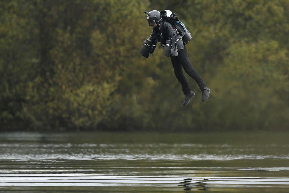 © ufficio-stampa  | Richard Browning è volato nel libro dei record per la velocità più elevata con una tuta con motore a reazione controllata dal corpo. L'Iron man umano ha raggiunto una velocità di 51,53 km/h