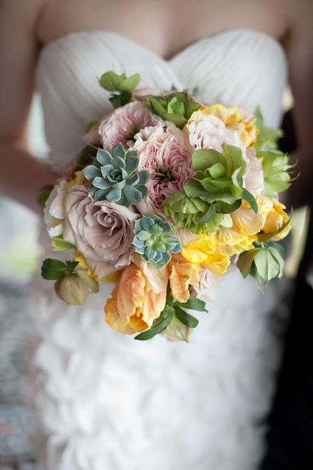© istockphoto  | Il bouquet completa il look della sposa e può servire per dare un tocco di colore